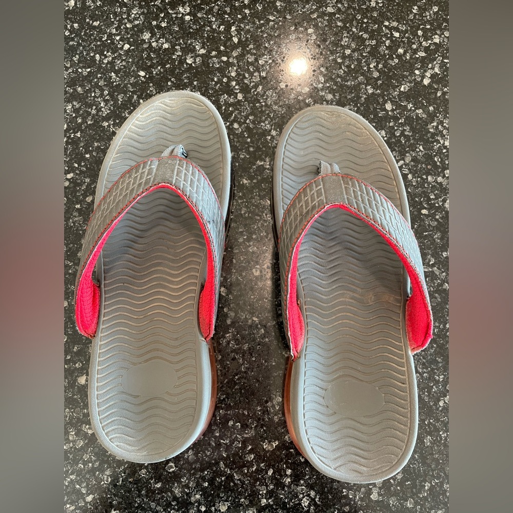 Boys size 4/5 gray and red flip flops.